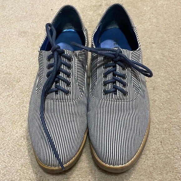 Report Shoes - VINTAGE REPORT blue/white sneakers. Size 6.5.